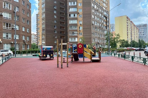 На детской площадке в Коммунарке приступили к замене покрытия